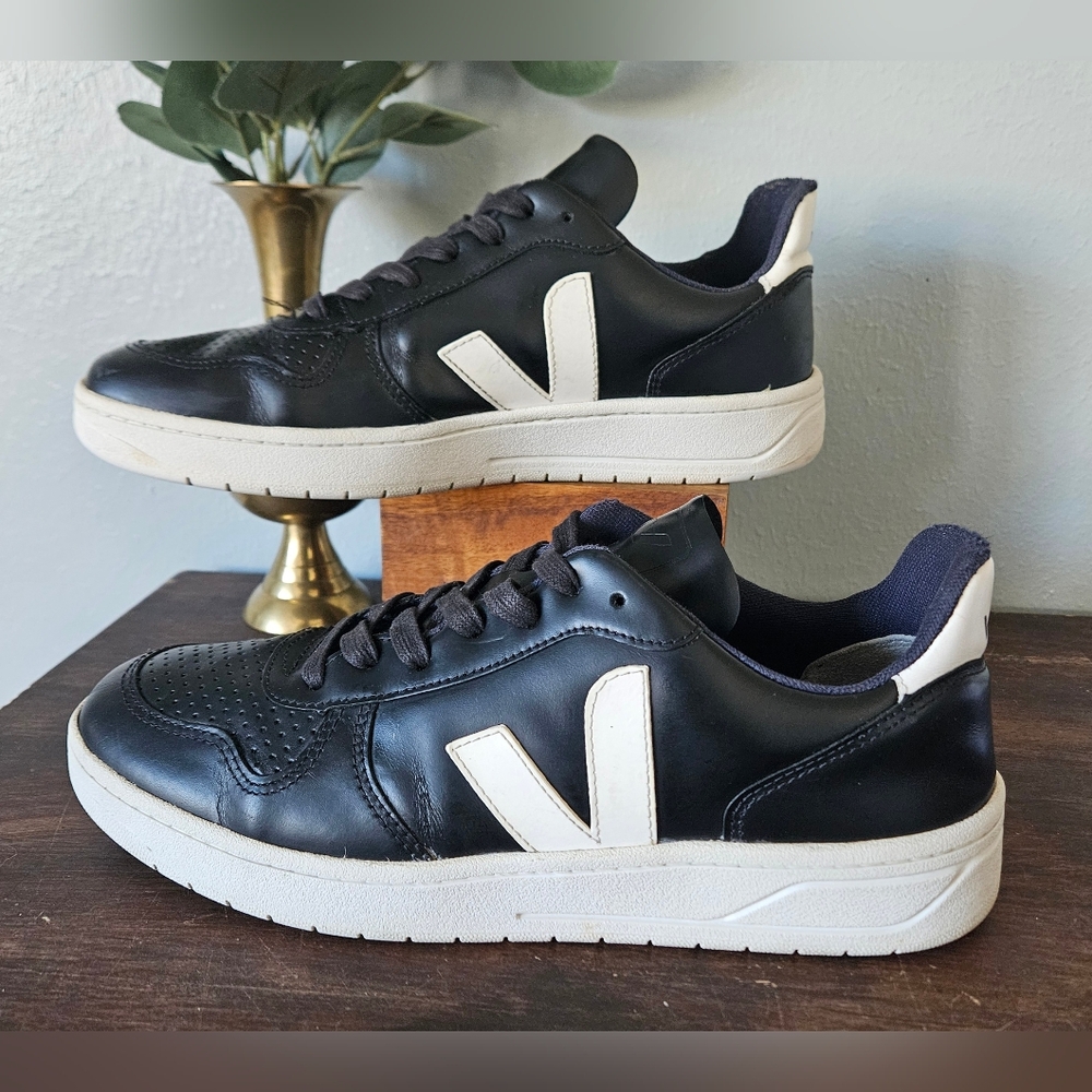 VEJA V-10 Leather Low-top Black And White Sneakers!
